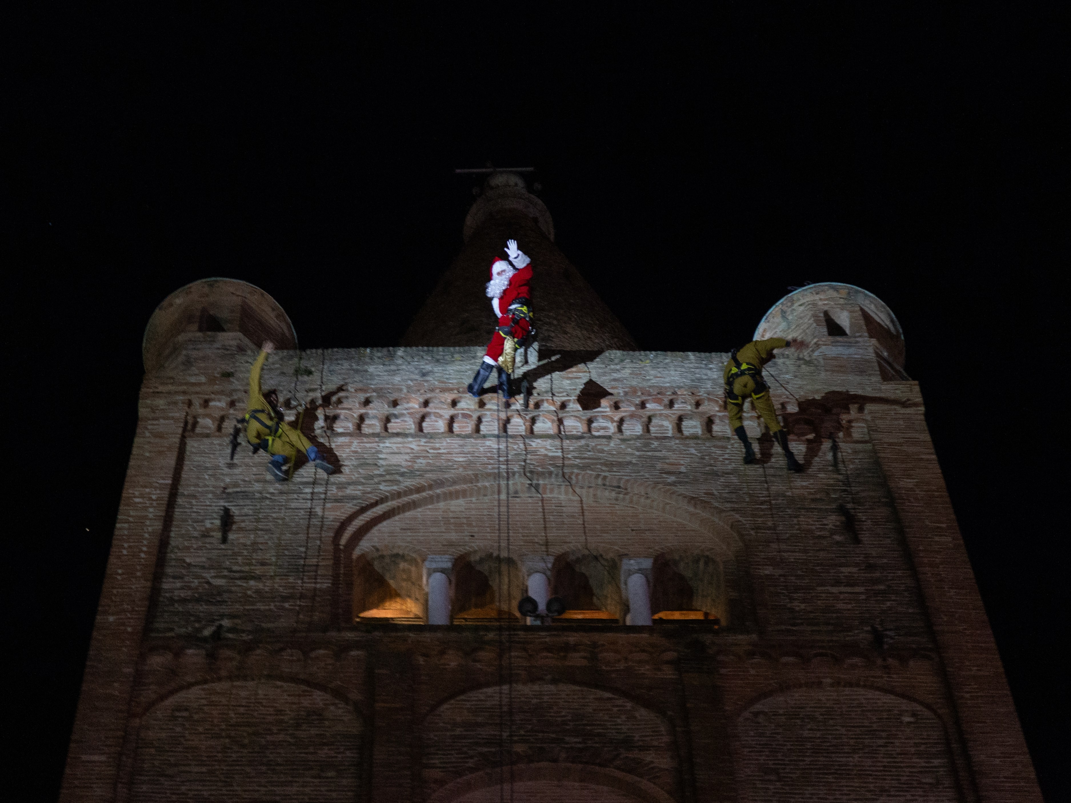 Babbo Natale e i suoi piccoli aiutanti arrivano dall alto