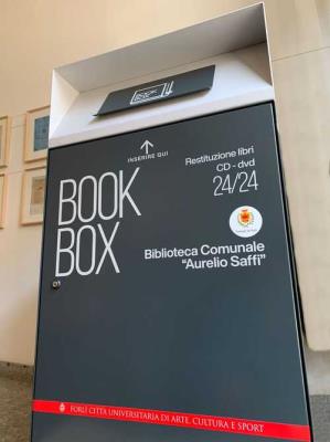 Biblioteca Saffi: un box esterno per la restituzione dei libri e dei dvd h 24 foto 